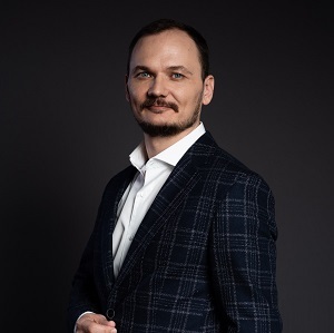 dr Piotr Wojewnik